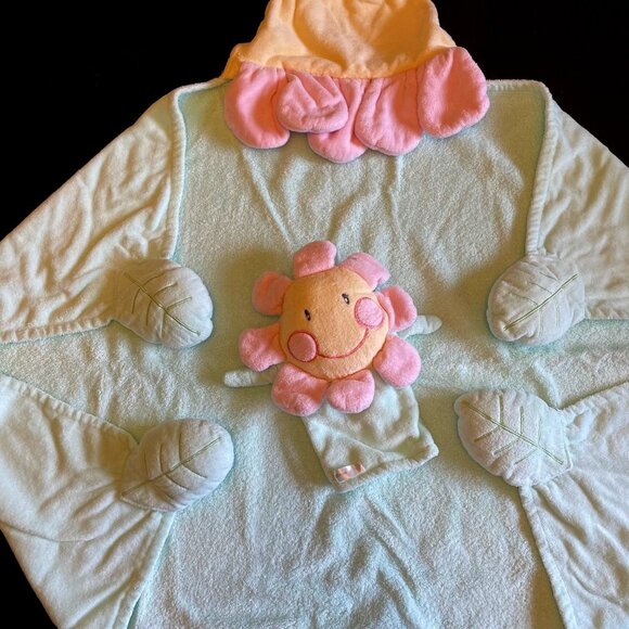 Smiling Flower Hooded Towel and Wash Mitt - Picture 1 of 5